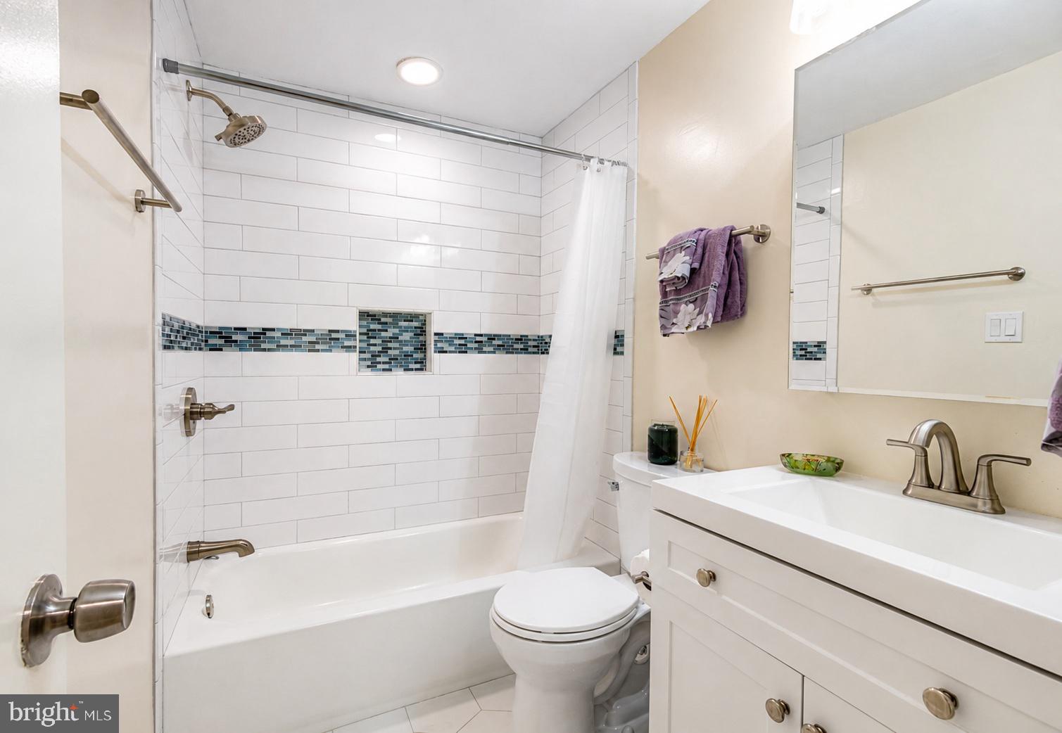 18934 Pine Ridge Lane, Unit 82 Germantown, MD 20874 - Photo 15 of 21 Bathroom Upstairs