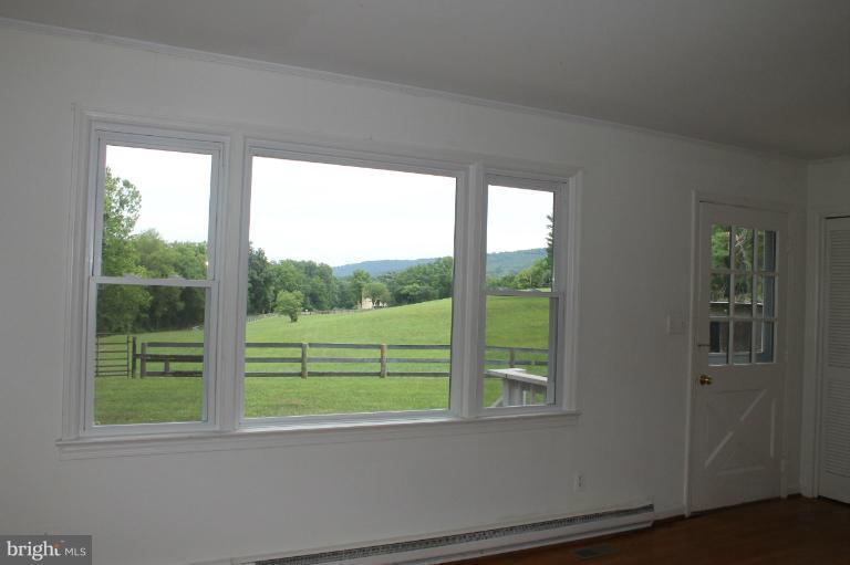 7330 Wilson Road Warrenton, VA 20186 - Photo 9 of 20 Living Room