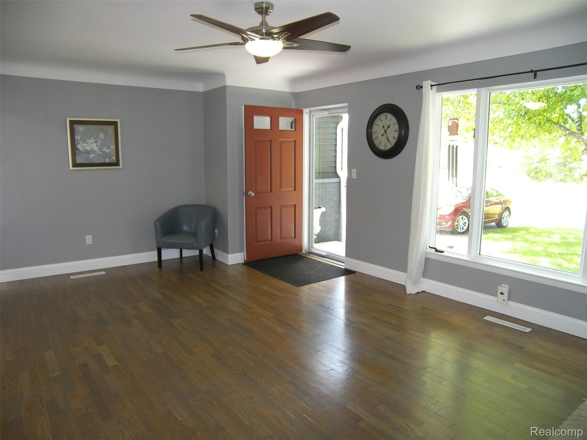 4444 Elms Road Flushing, MI 48433 - Photo 2 of 28 100_3343.JPG