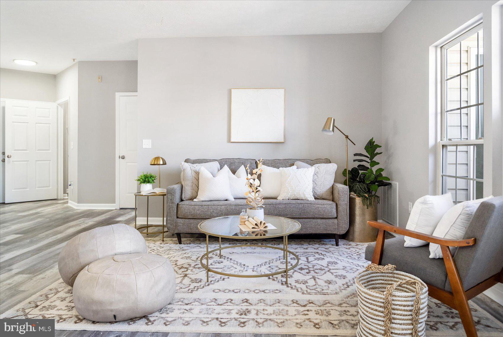5386 Glenthorne Court, Unit 5386 Baltimore, MD 21237 - Photo 4 of 36 a living room with furniture and a potted plant