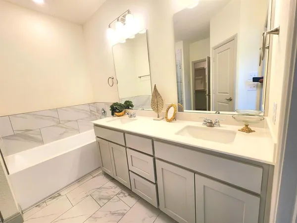 $380,000 | 490 Oak Crk Drive, Lavon, TX 75166