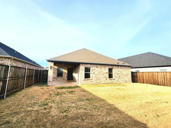$380,000 | 490 Oak Crk Drive, Lavon, TX 75166