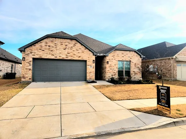 $380,000 | 490 Oak Crk Drive, Lavon, TX 75166