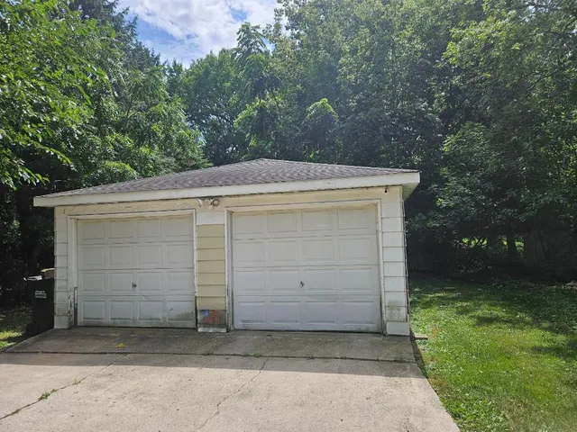 a view of a garage