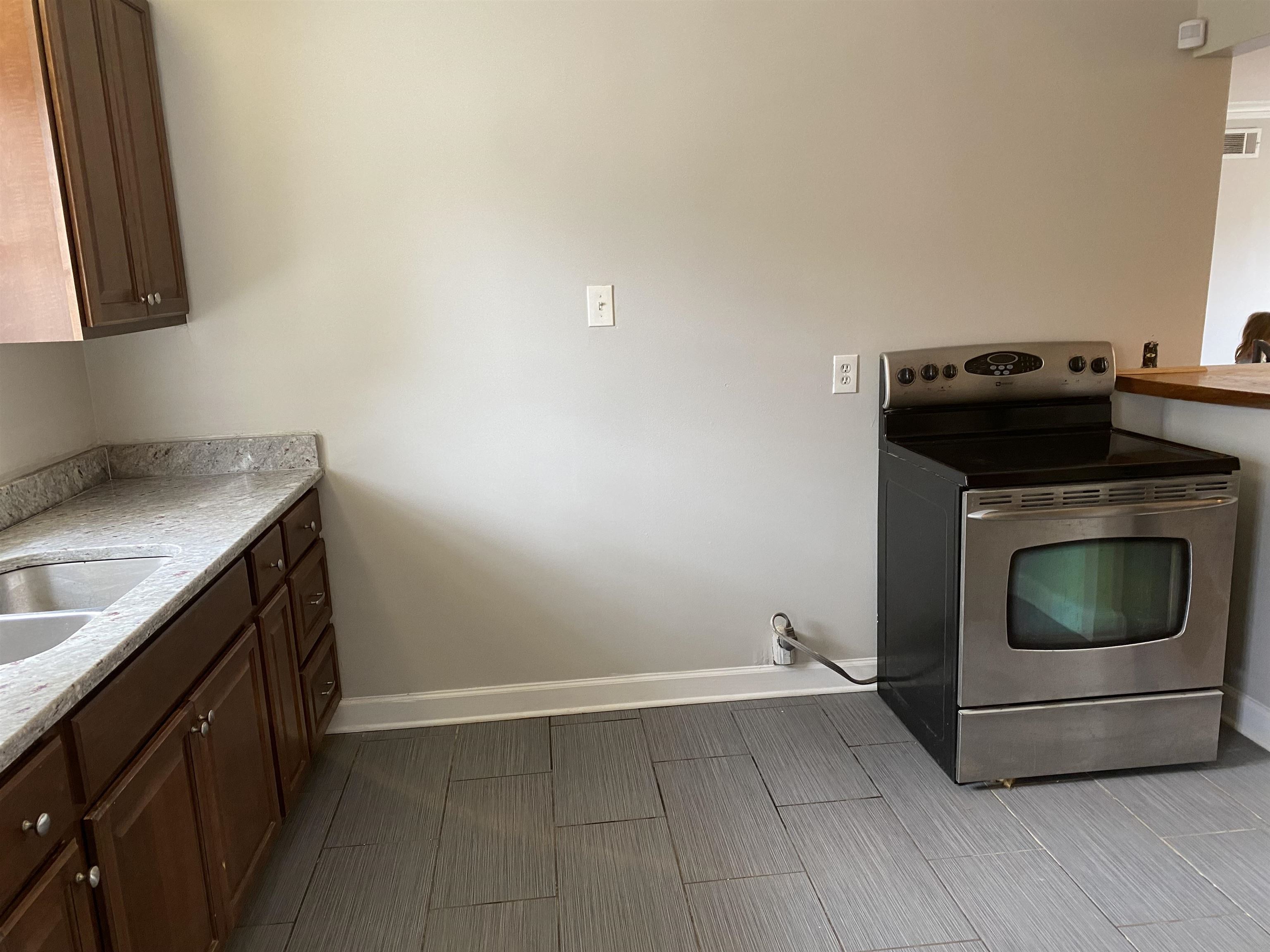 4621 Boyce Road Memphis, TN 38117 - Photo 9 of 25 a utility room with washer and dryer