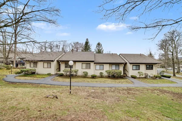 $469,999 | 129 Columbia Court, Unit D, Yorktown Heights, NY 10598