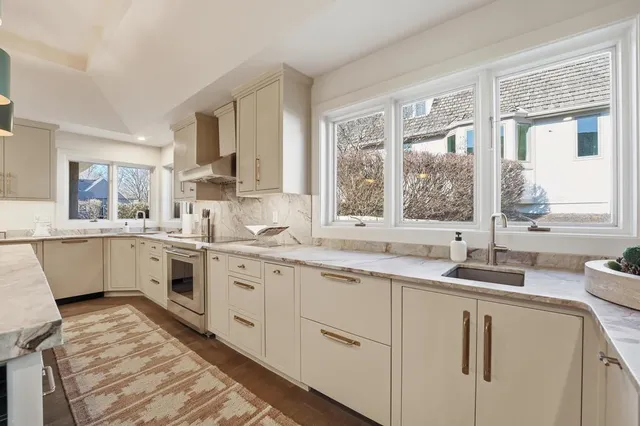 $1,250,000 | 76 Le Mans Court, Prairie Village, KS 66208