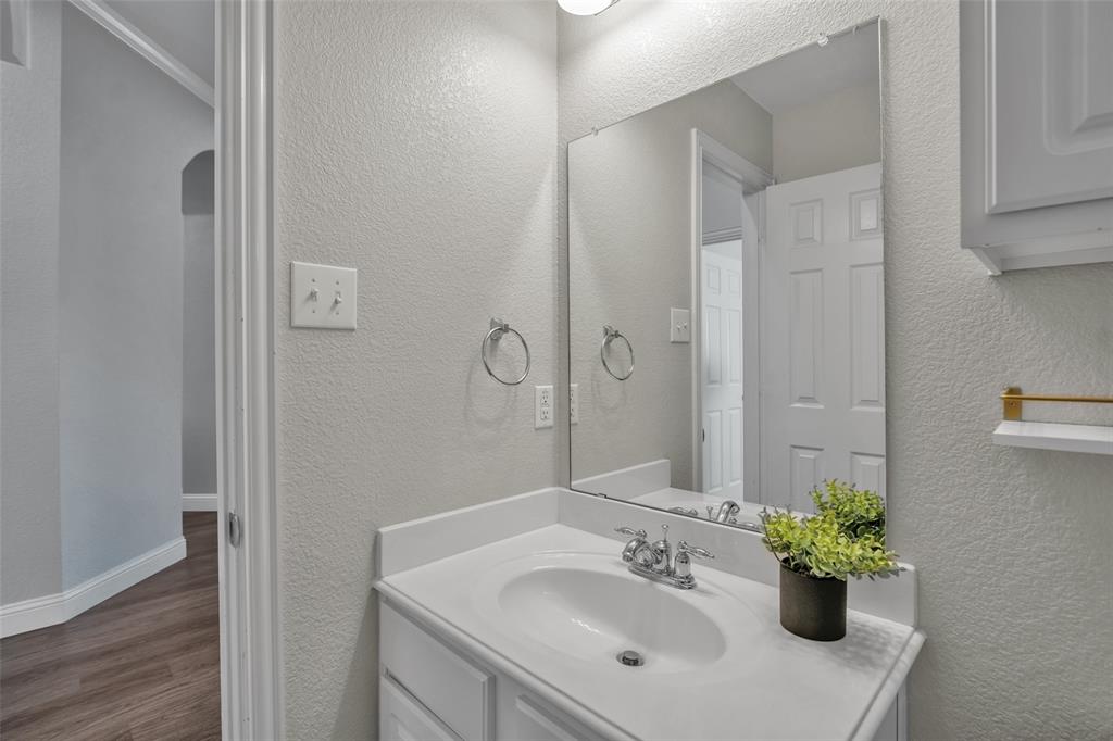 3585 Navarro Way Frisco, TX 75034 - Photo 16 of 18 Full bath services the secondary bedrooms.