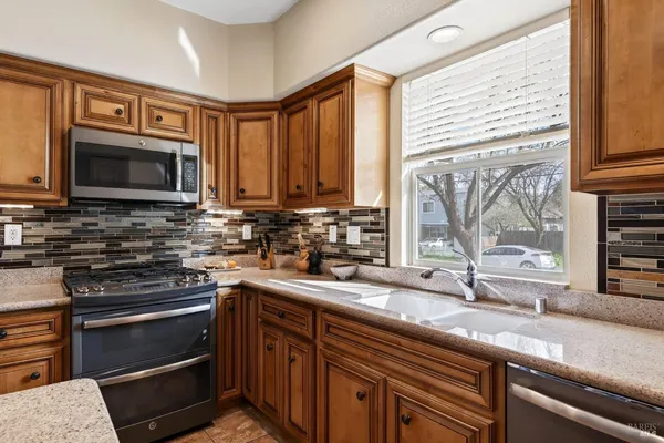 $525,000 | 180 Healdsburg Avenue, Unit A, Cloverdale, CA 95425