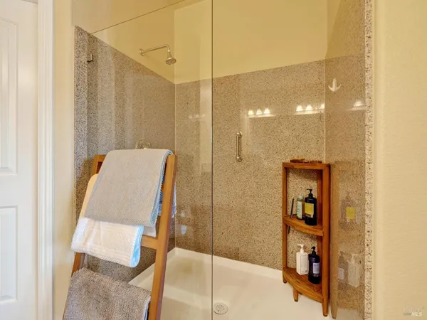 $525,000 | 180 Healdsburg Avenue, Unit A, Cloverdale, CA 95425