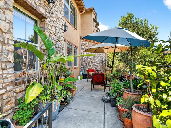 $525,000 | 180 Healdsburg Avenue, Unit A, Cloverdale, CA 95425