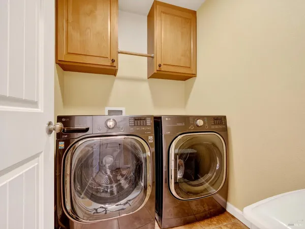 $525,000 | 180 Healdsburg Avenue, Unit A, Cloverdale, CA 95425