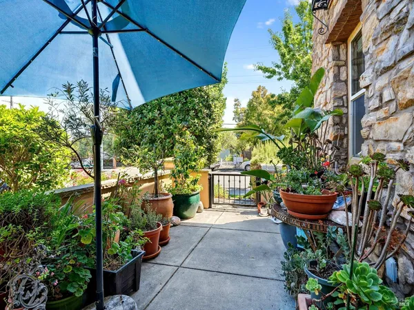 $525,000 | 180 Healdsburg Avenue, Unit A, Cloverdale, CA 95425
