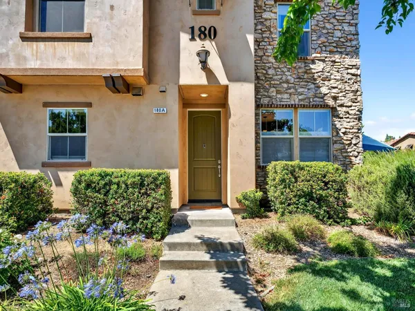 $525,000 | 180 Healdsburg Avenue, Unit A, Cloverdale, CA 95425