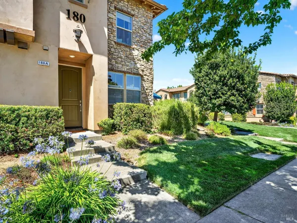 $525,000 | 180 Healdsburg Avenue, Unit A, Cloverdale, CA 95425