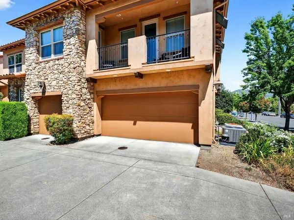 $525,000 | 180 Healdsburg Avenue, Unit A, Cloverdale, CA 95425