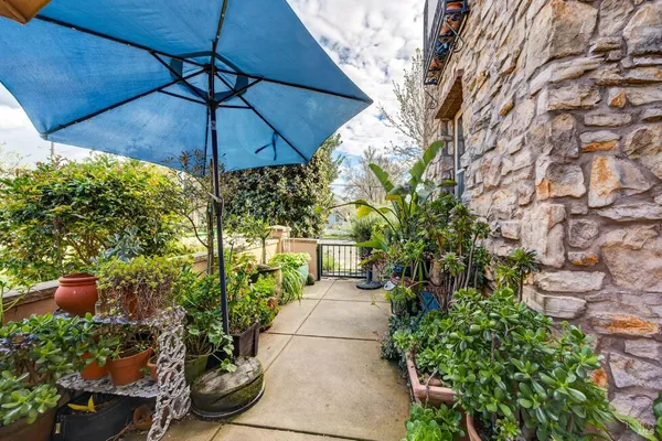 $525,000 | 180 Healdsburg Avenue, Unit A, Cloverdale, CA 95425