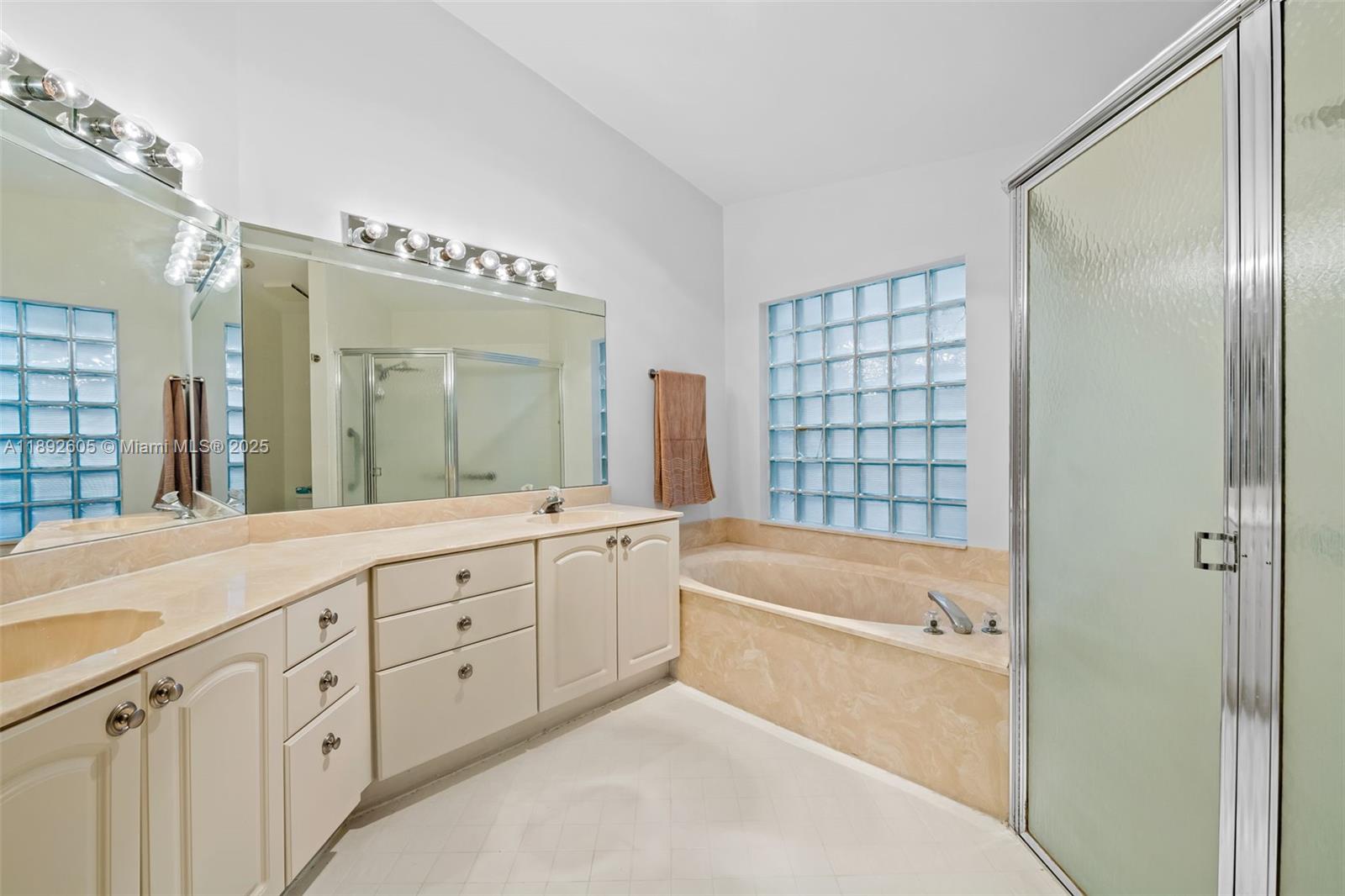 9650 Harbour Lake Circle Boynton Beach, FL 33437 - Photo 18 of 25 a bathroom with a tub sink and mirror