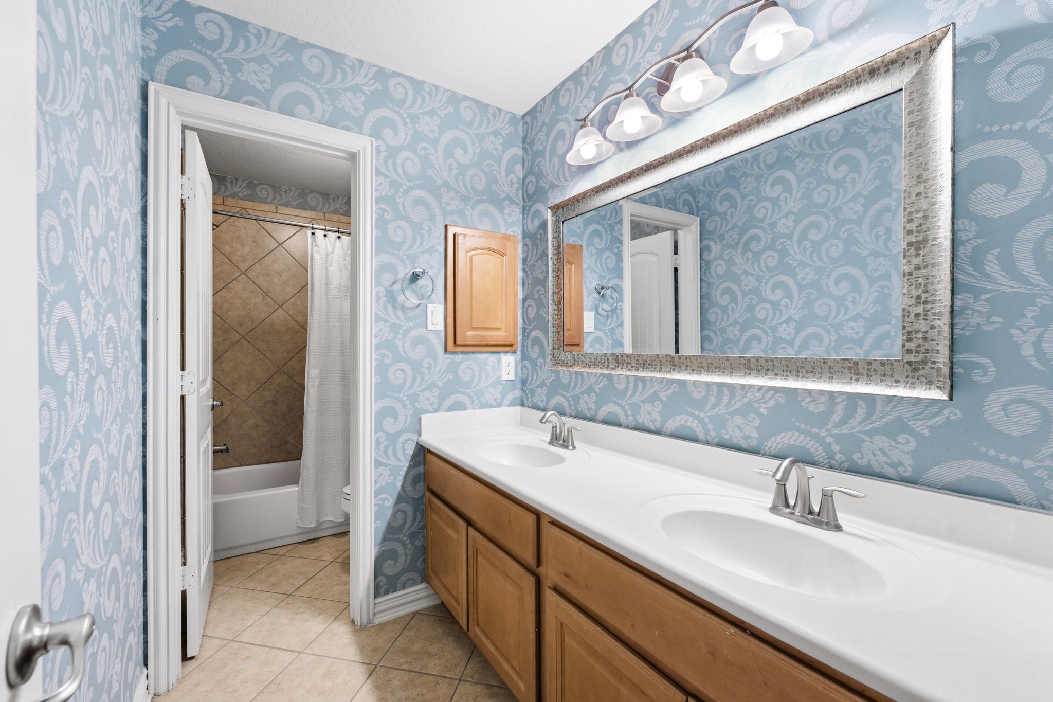 315 Arbor Ridge Lane Conroe, TX 77384 - Photo 34 of 48 One of TWO full bathrooms upstairs!