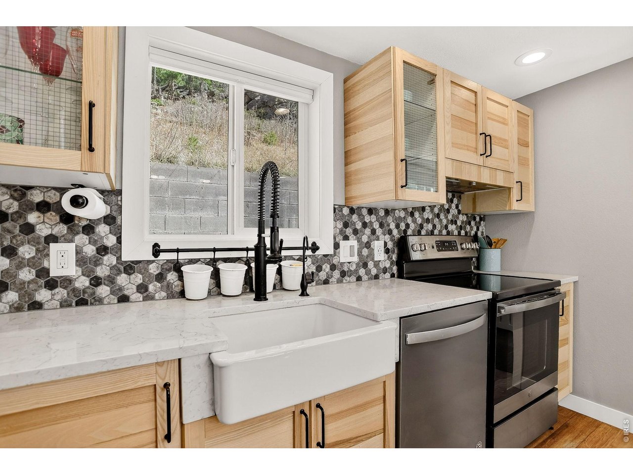 11826 Brook Road Golden, CO 80403 - Photo 9 of 28 Oversized Farm Style SInk and Stainless Steel Appliances