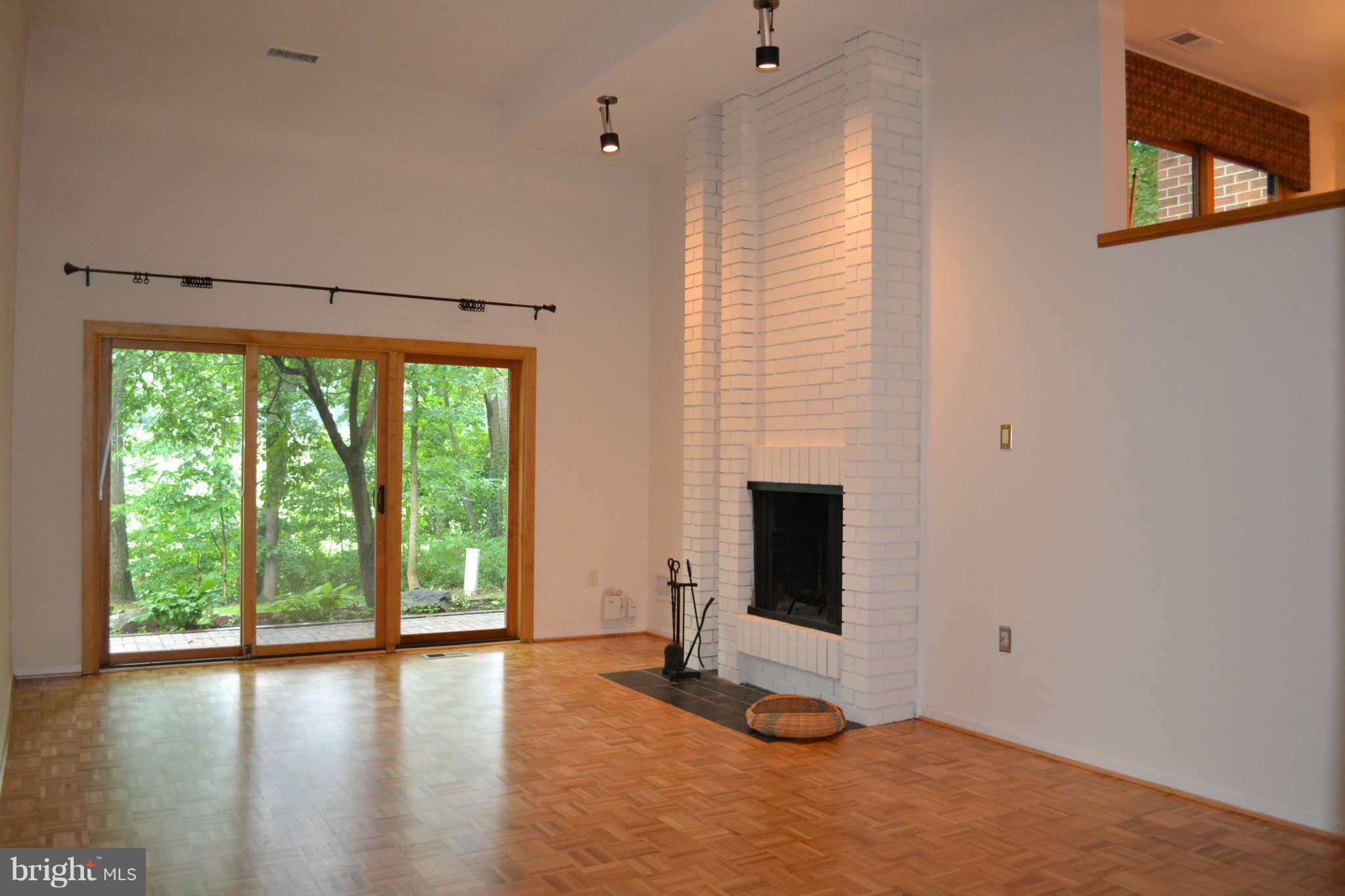 11731 Indian Ridge Road Reston, VA 20191 - Photo 7 of 30 Living Room