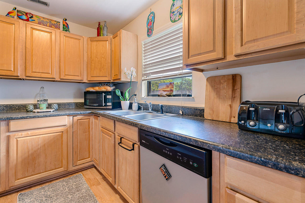 6030 Wolfe Street Jupiter, FL 33458 - Photo 5 of 11 Kitchen