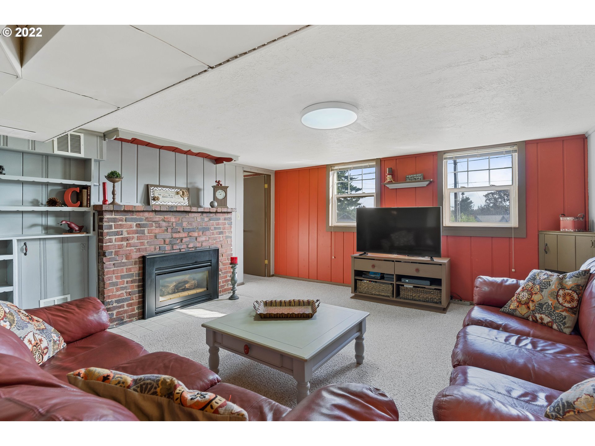 3395 Liberty Road South Salem, OR 97302 - Photo 25 of 32 a living room with furniture and a flat screen tv