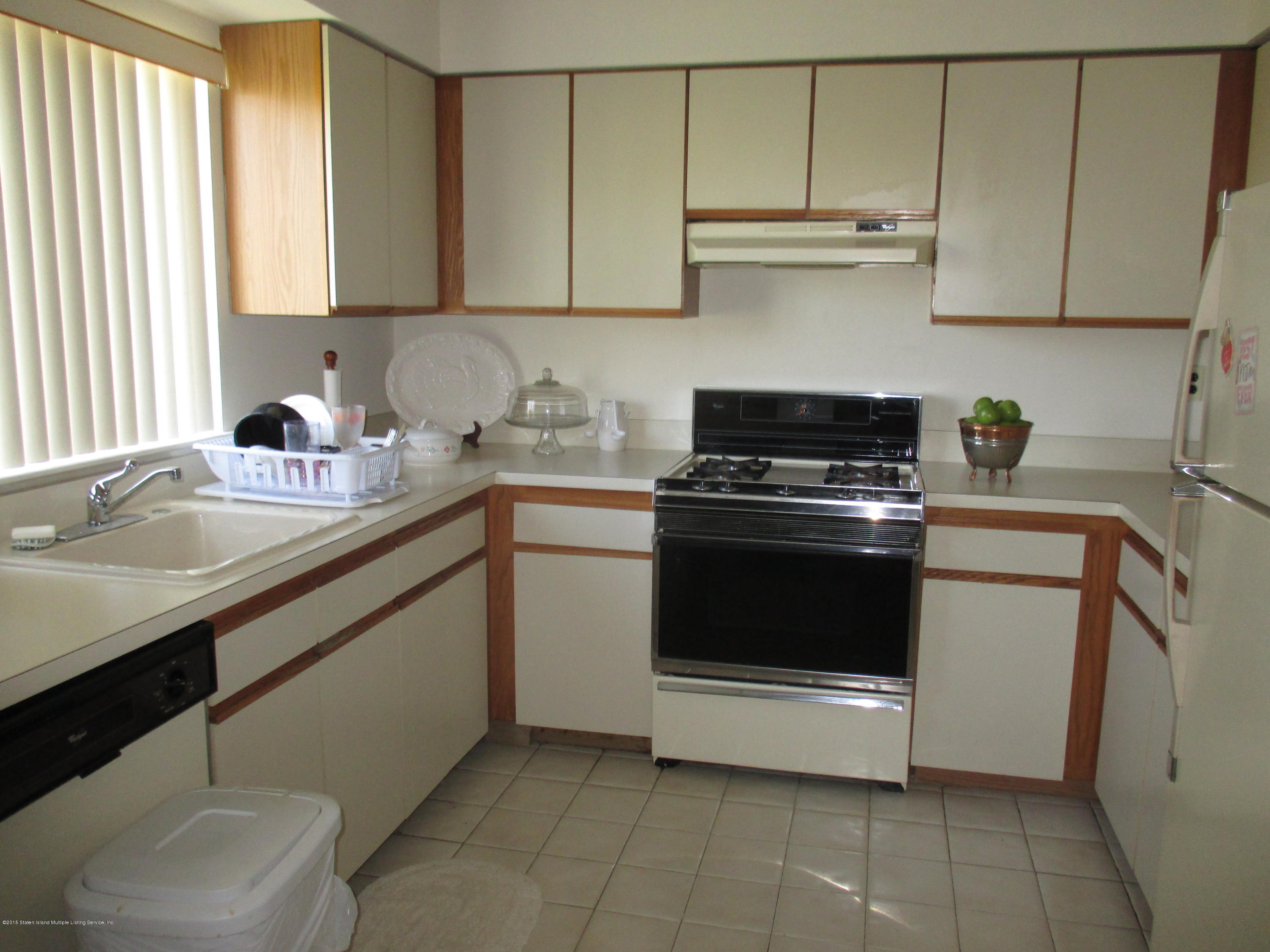 83 Narrows Road North, Unit 2D Staten Island, NY 10305 - Photo 5 of 16 kitchen w apples