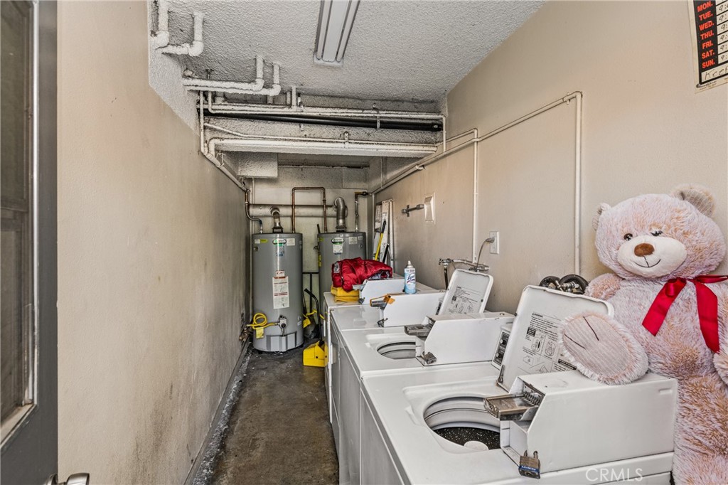 6725 Perry Road Bell Gardens, CA 90201 - Photo 8 of 40 a utility room with dryer and washer