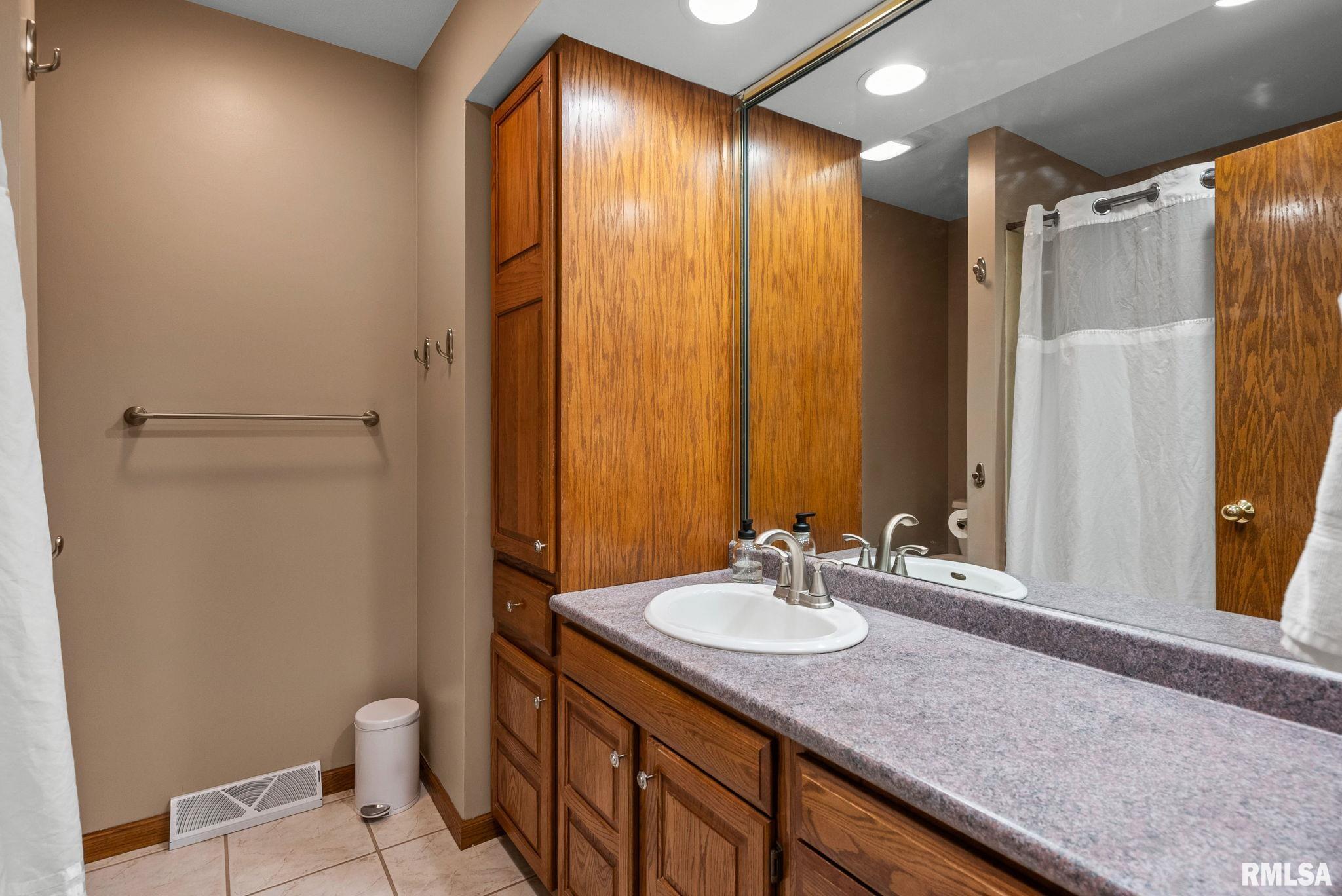 17211 Cedar Road East Moline, IL 61244 - Photo 17 of 31 Gallery Image 17