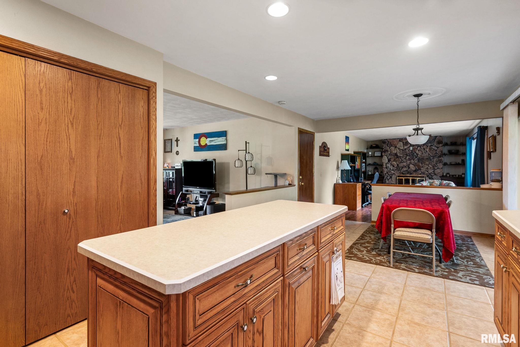 17211 Cedar Road East Moline, IL 61244 - Photo 6 of 31 Gallery Image 6