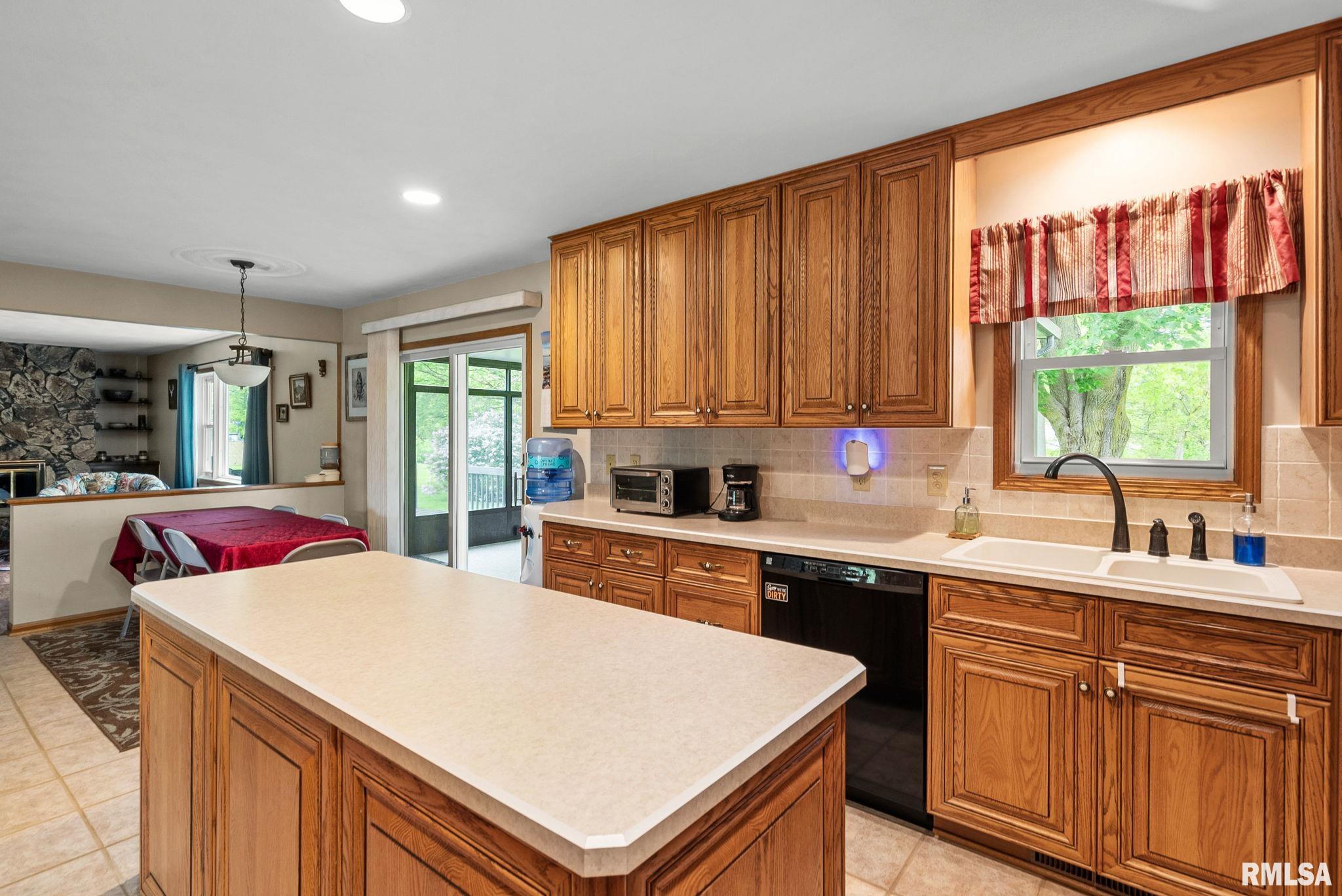 17211 Cedar Road East Moline, IL 61244 - Photo 7 of 31 Gallery Image 7
