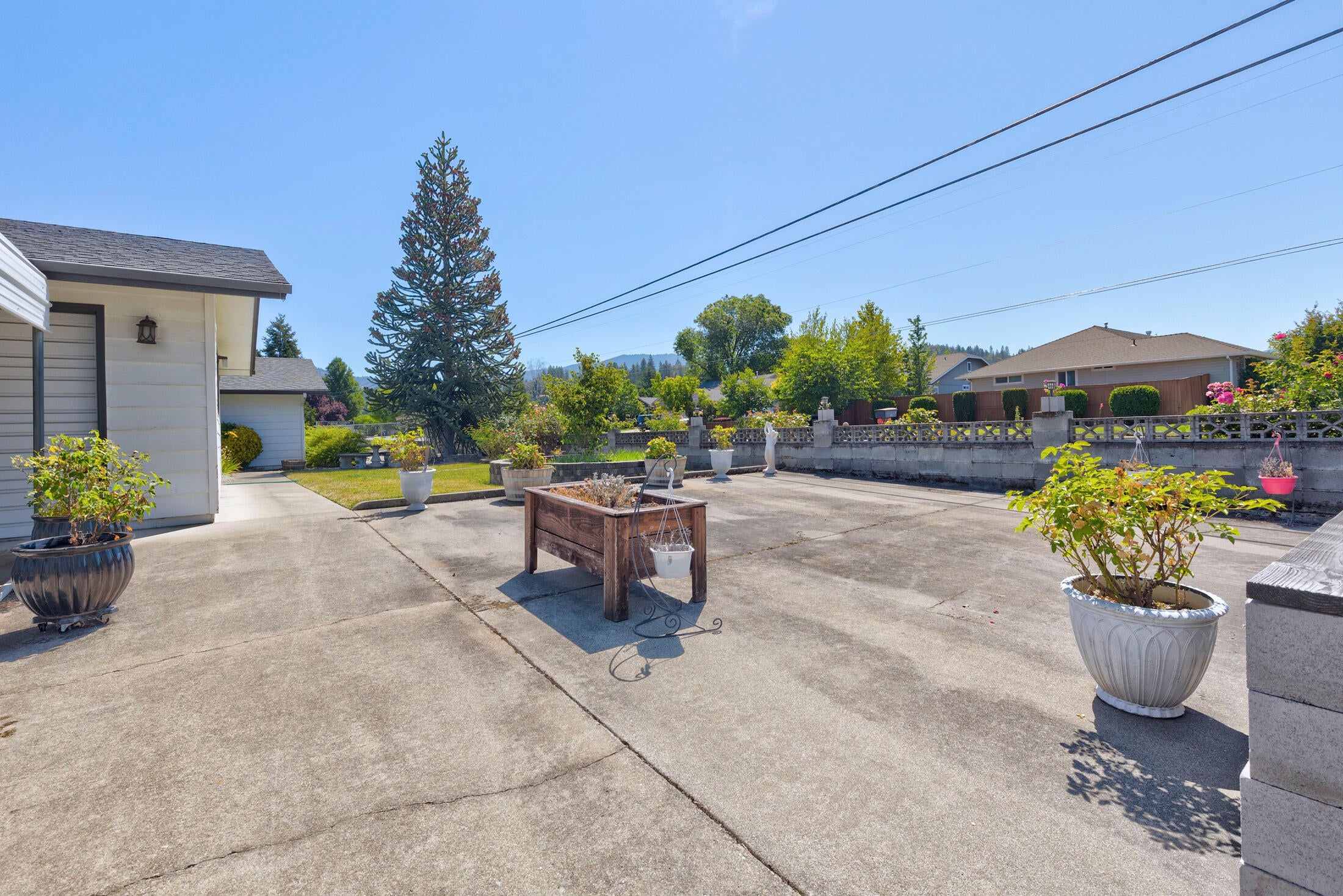 946 West Harbeck Road Grants Pass, OR 97527 - Photo 31 of 31 Another view of Entertaining Patio in Front Yard.