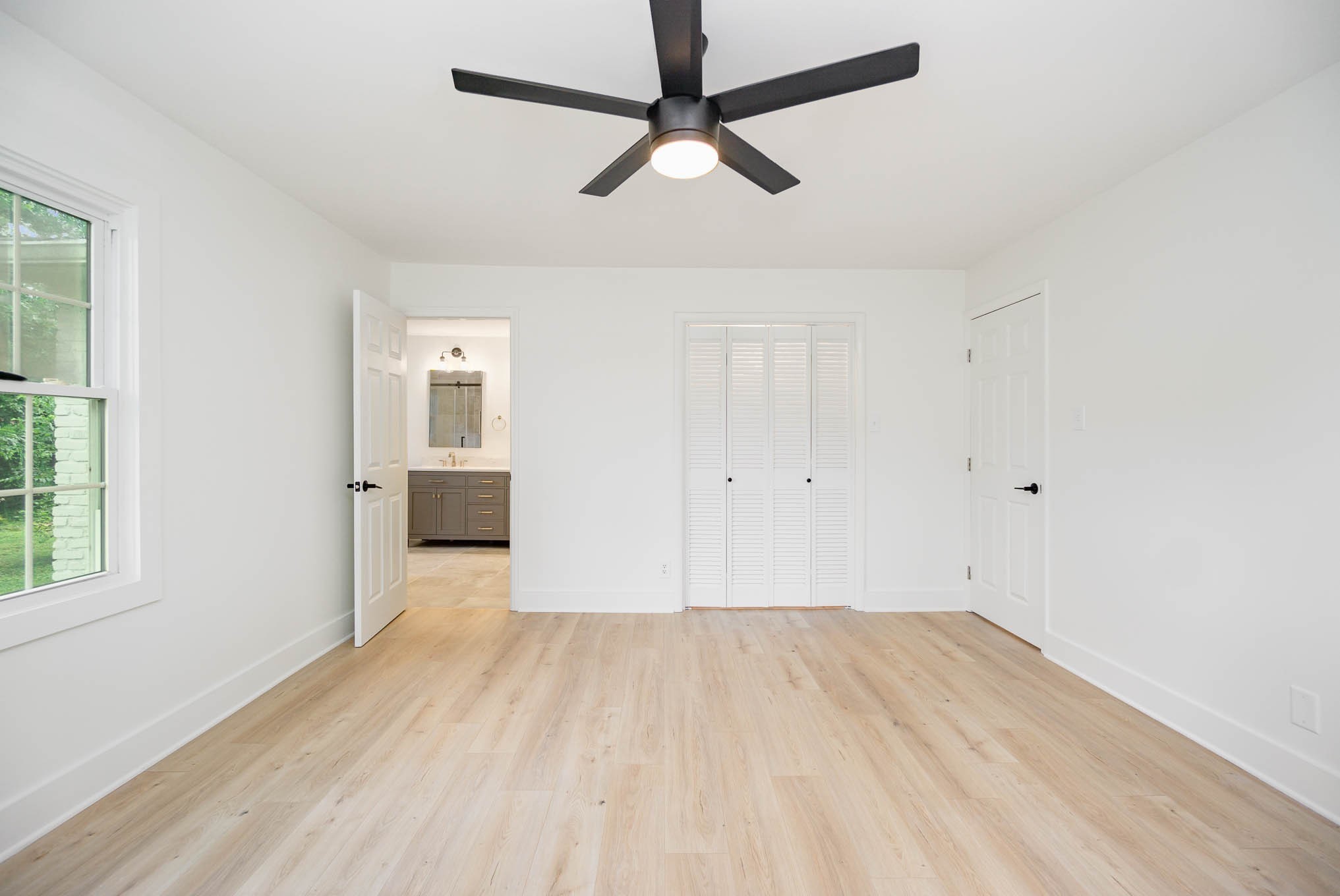 1401 Manor Road Columbia, TN 38401 - Photo 15 of 35 an empty room with wooden floor ceiling fan and windows