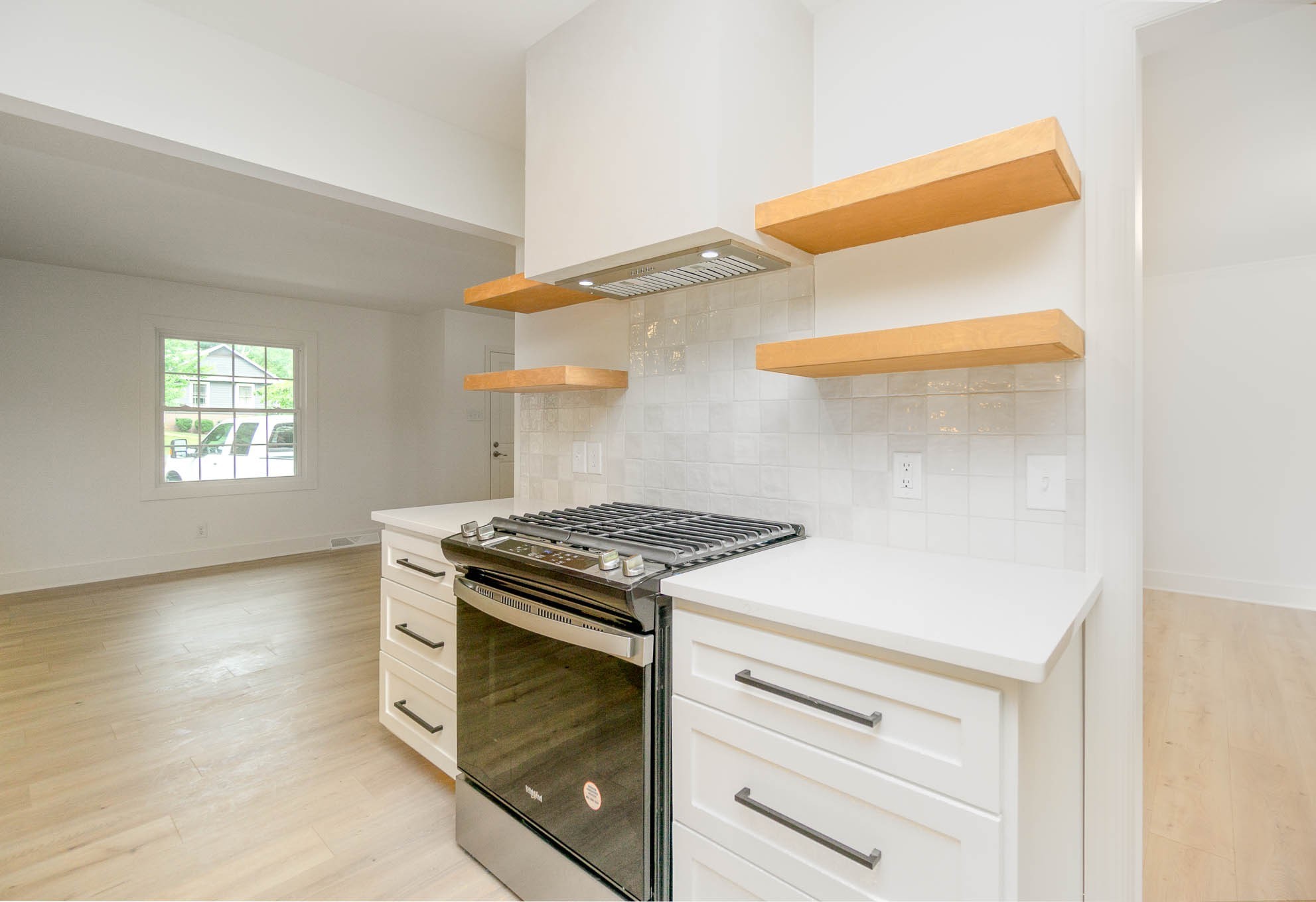 1401 Manor Road Columbia, TN 38401 - Photo 4 of 35 a kitchen with a stove and a microwave