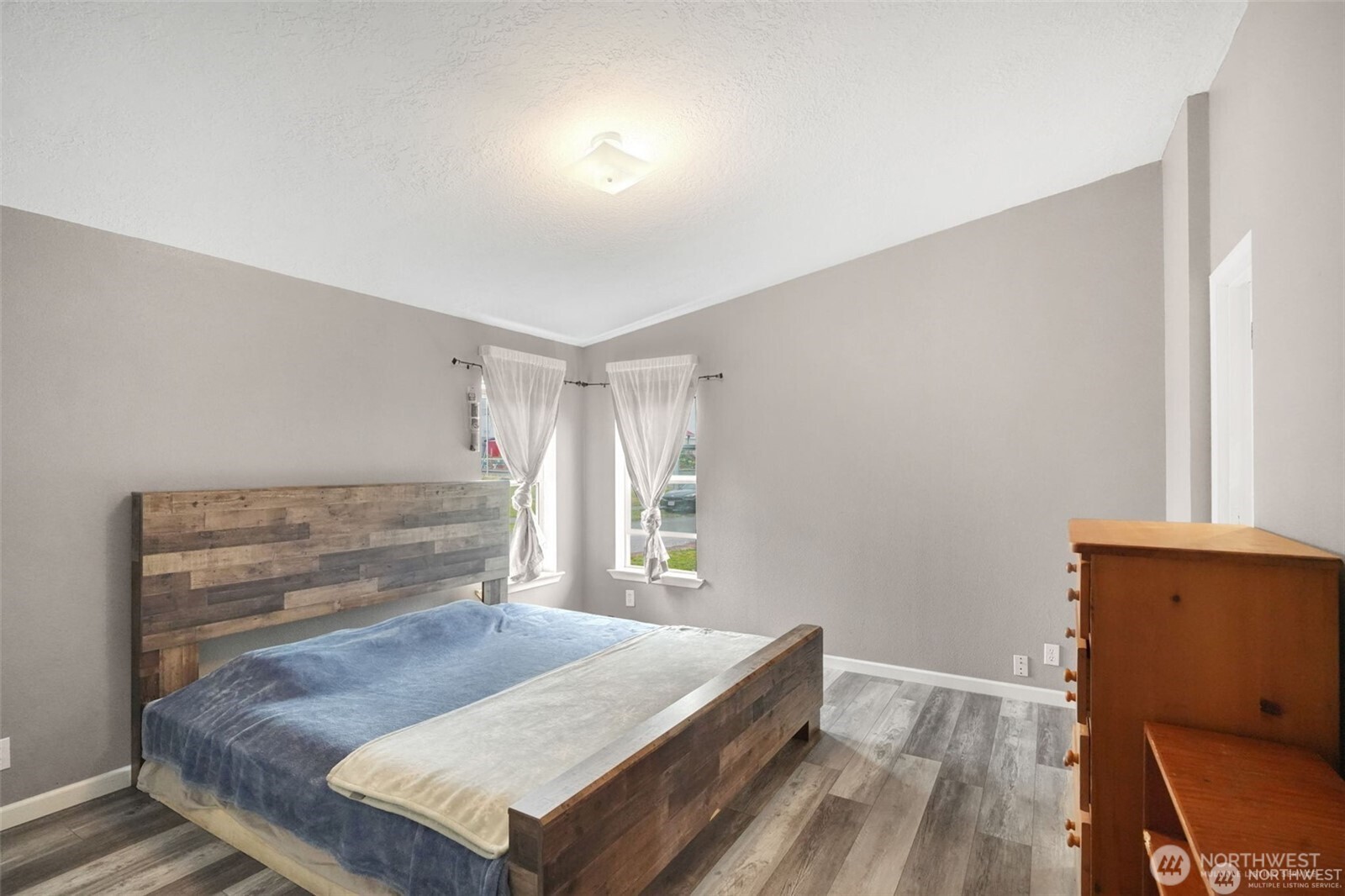 705 1st Avenue Southwest Castle Rock, WA 98611 - Photo 5 of 11 a bedroom with a bed and a window