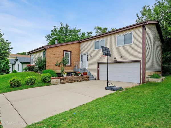 $420,000 | 290 Loveland Drive, Glendale Heights, IL 60139