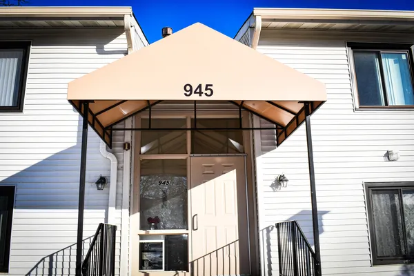 $260,000 | 945 Commonwealth Court, Unit 4, Vernon Hills, IL 60061