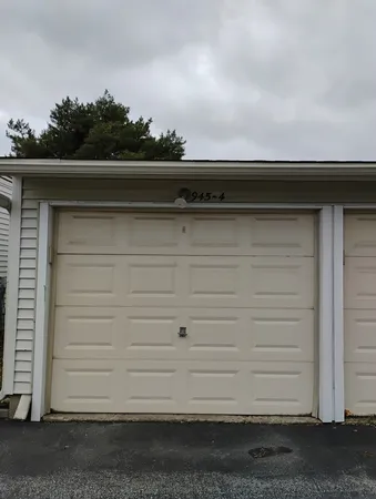 $260,000 | 945 Commonwealth Court, Unit 4, Vernon Hills, IL 60061