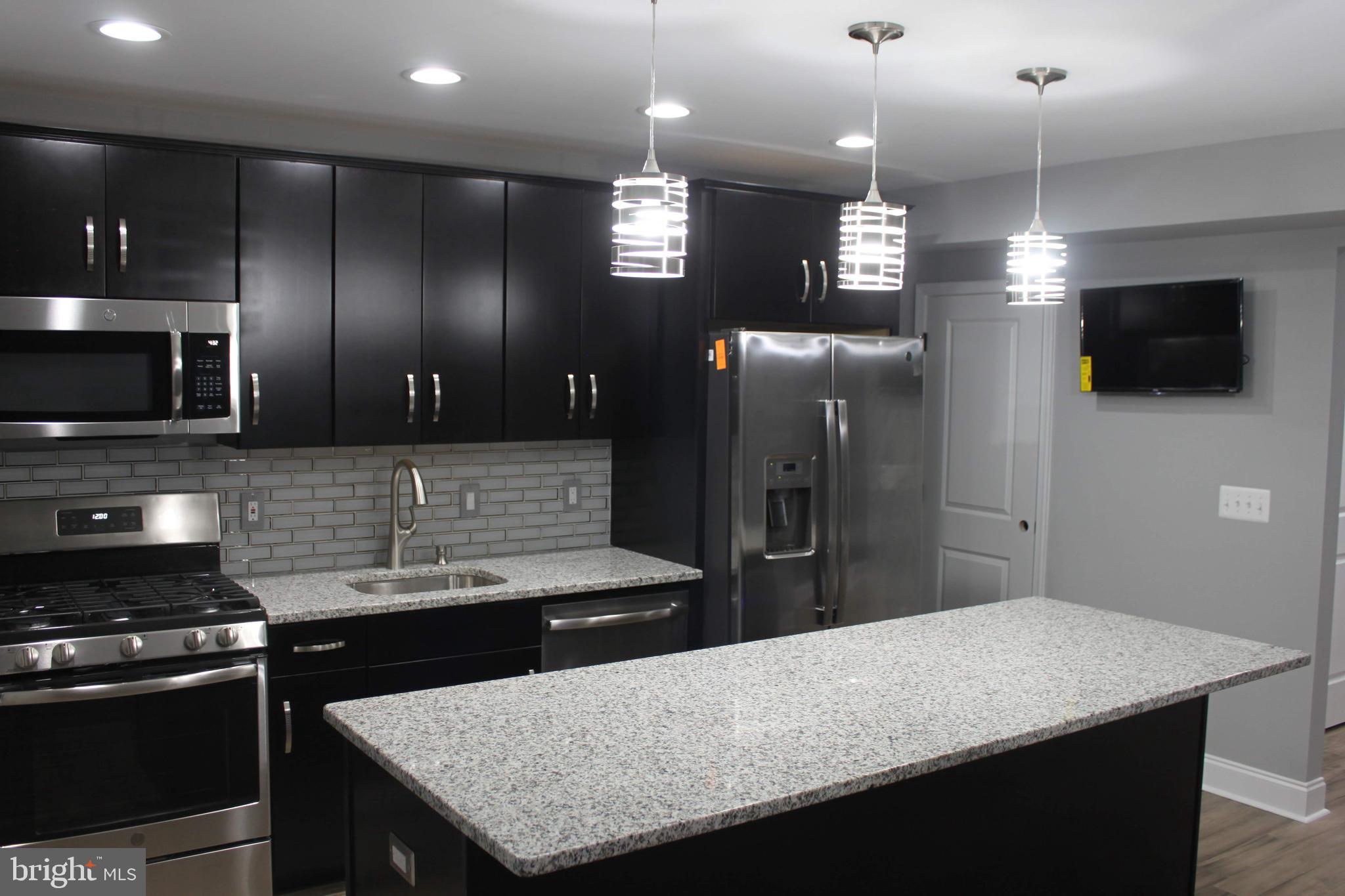 915 Kevin Road Baltimore, MD 21229 - Photo 5 of 26 Kitchen