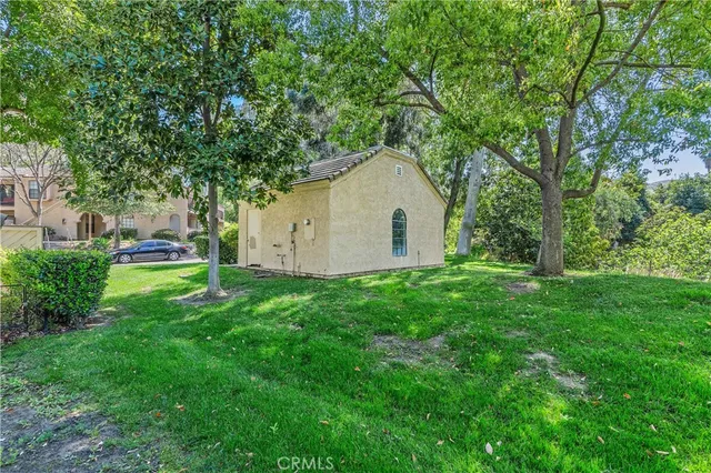 a house that is sitting in the grass