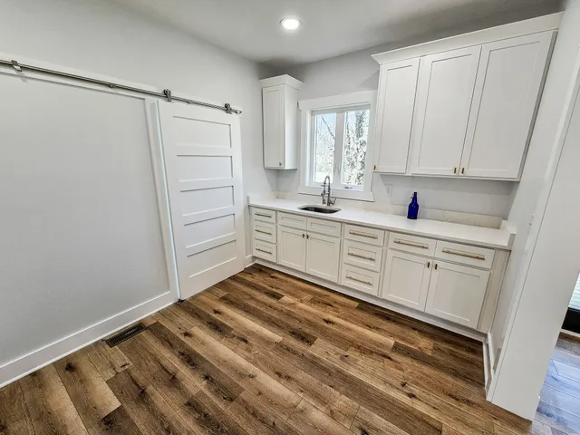 a bathroom with a tub