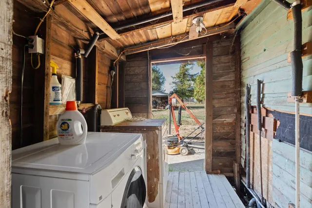 a view of a yard with a house