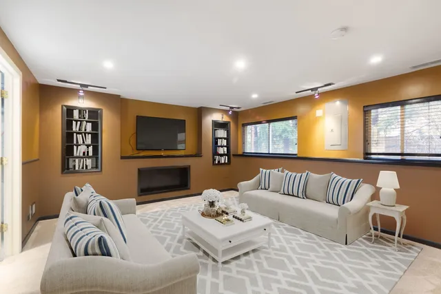 $245,000 | 2043 Orchard Lane, Unit 2043, Carpentersville, IL 60110