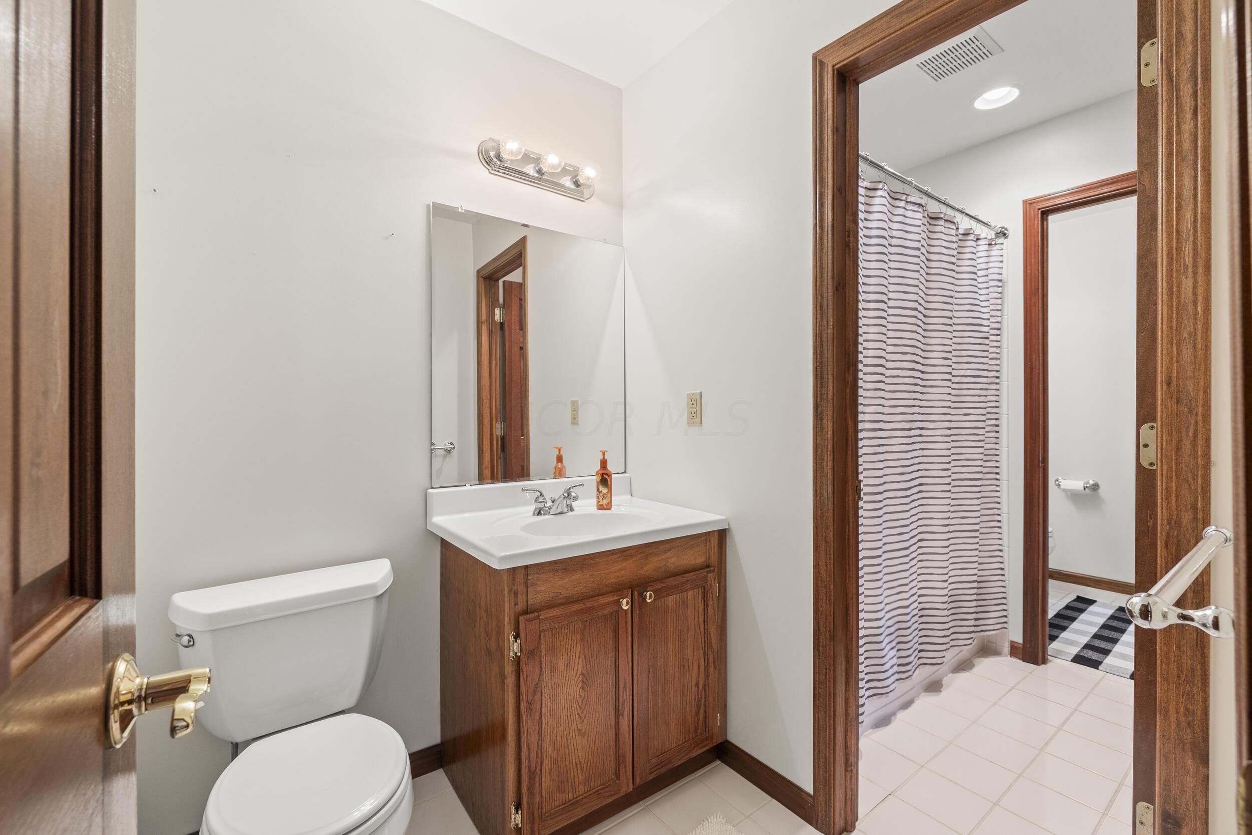 2501 Darling Road Blacklick, OH 43004 - Photo 28 of 59 31_jack and jill bathroom 01