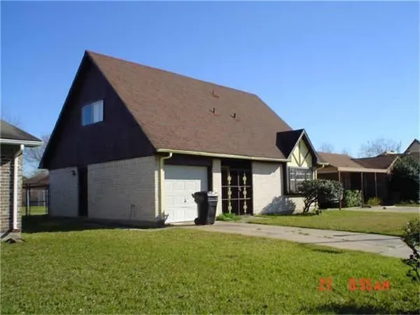 a front view of house with yard