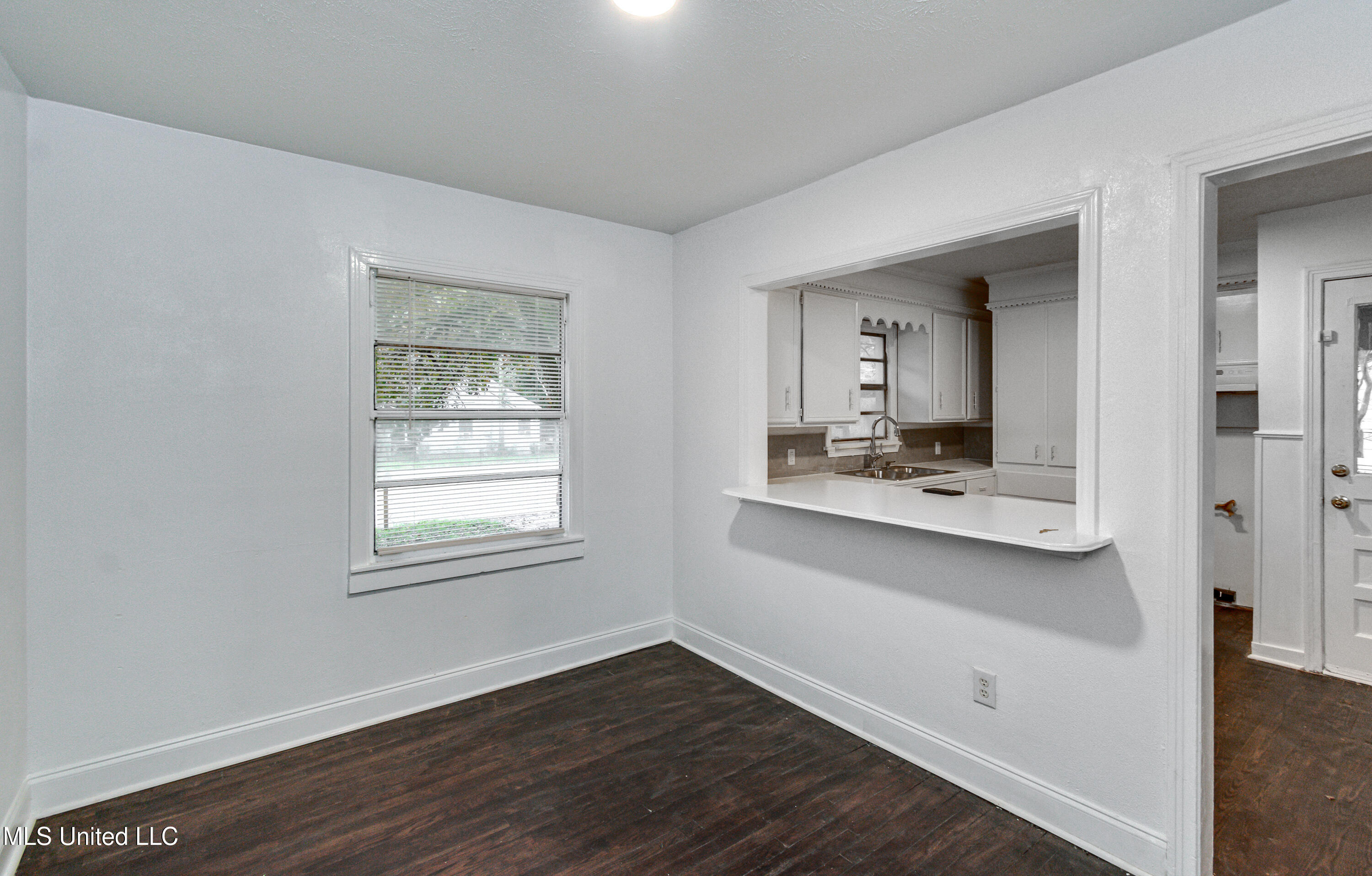 1184 West McDowell Road Jackson, MS 39204 - Photo 2 of 11 1184 McDowell Rd Dining Area
