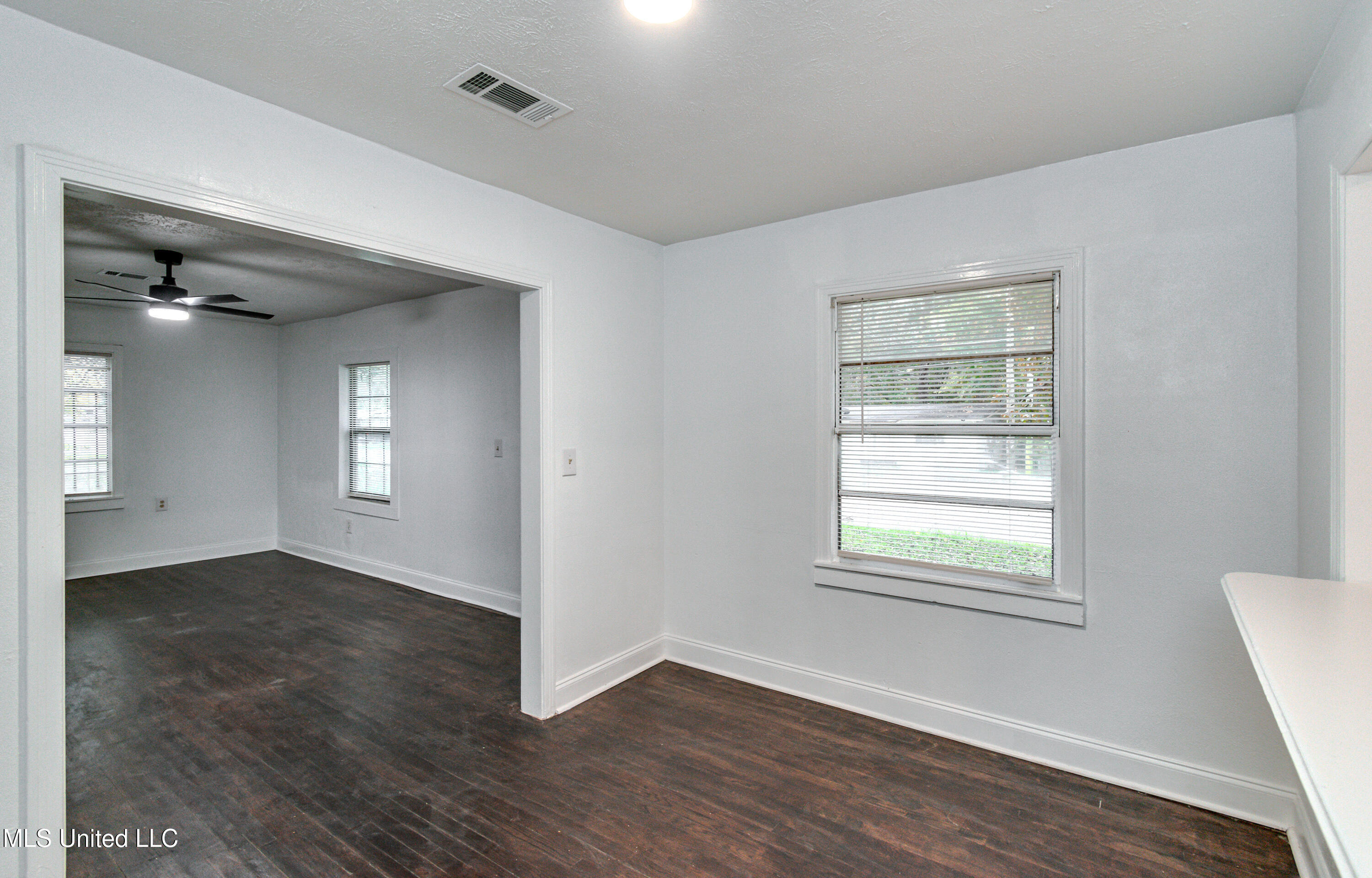 1184 West McDowell Road Jackson, MS 39204 - Photo 3 of 11 1184 McDowell Rd Family Room