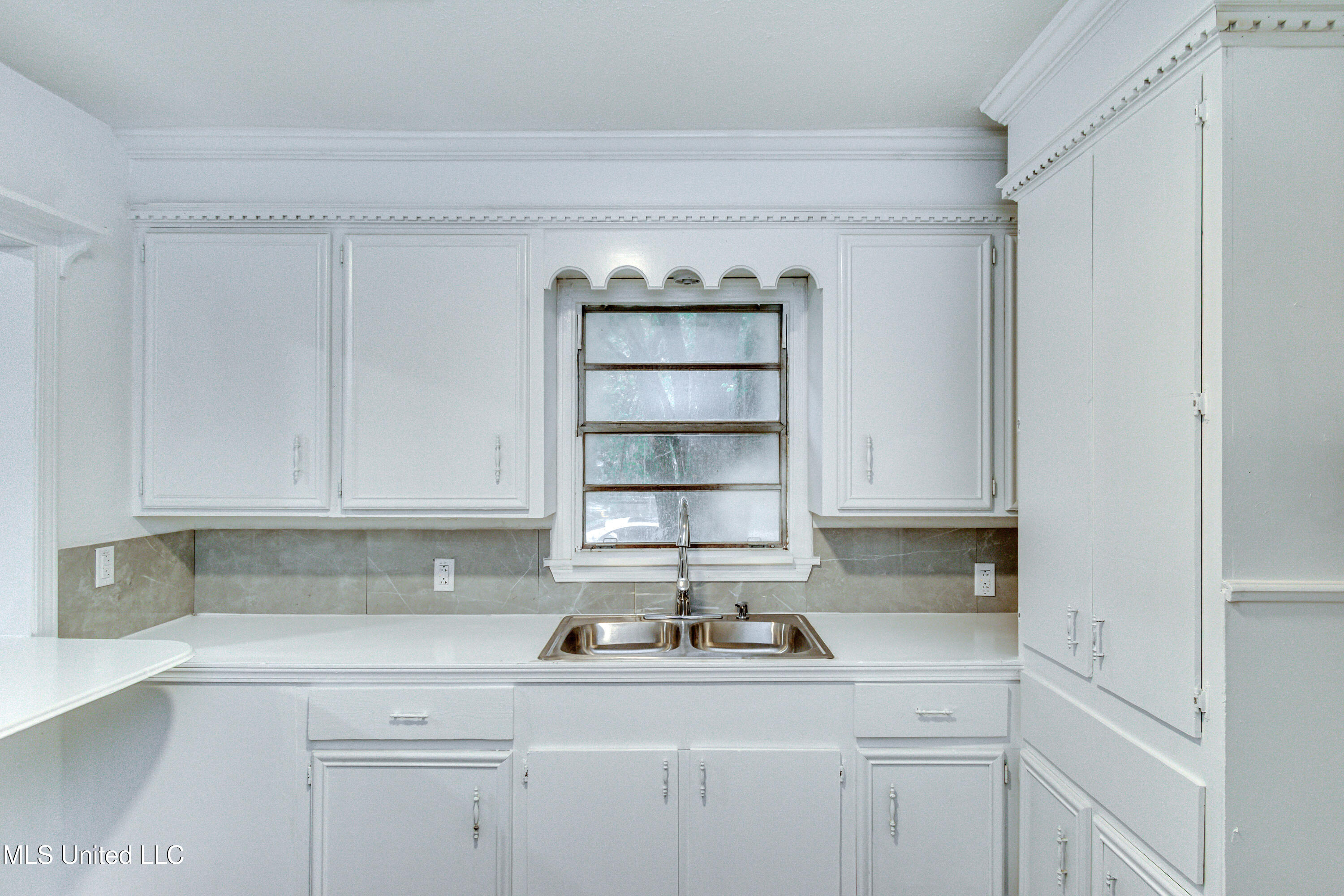 1184 West McDowell Road Jackson, MS 39204 - Photo 4 of 11 1184 McDowell Road Kitchen 2