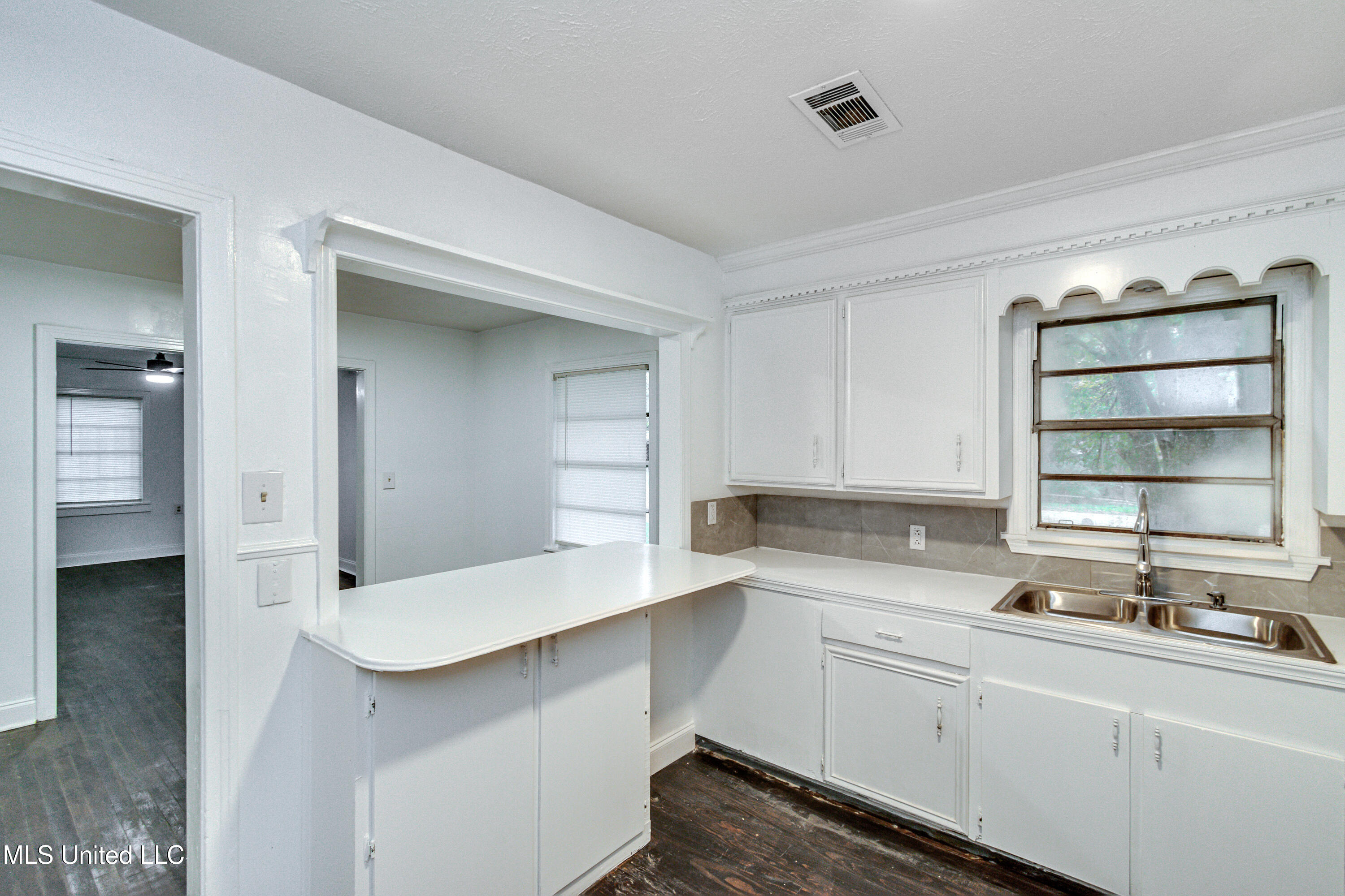 1184 West McDowell Road Jackson, MS 39204 - Photo 5 of 11 1184 McDowell Road Kitchen